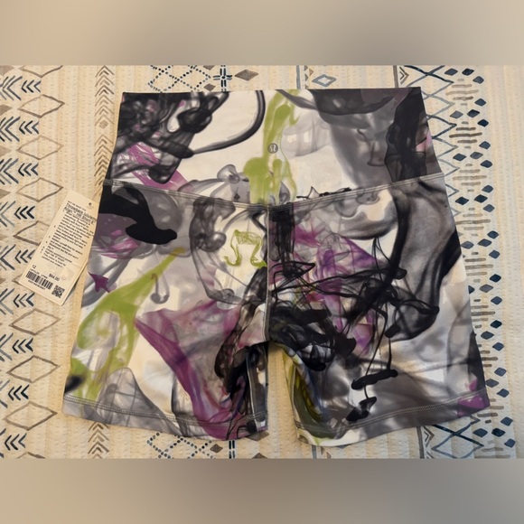 Lululemon Throwback Print Align High-Rise Short 6"
Unicorn Throwback White Multi - Picture 3 of 8